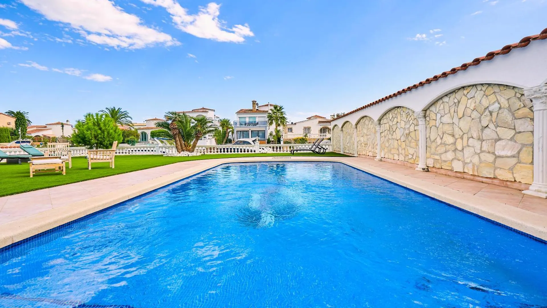 Villa Impresionante Al Canal Con Piscina Empuriabrava Spain