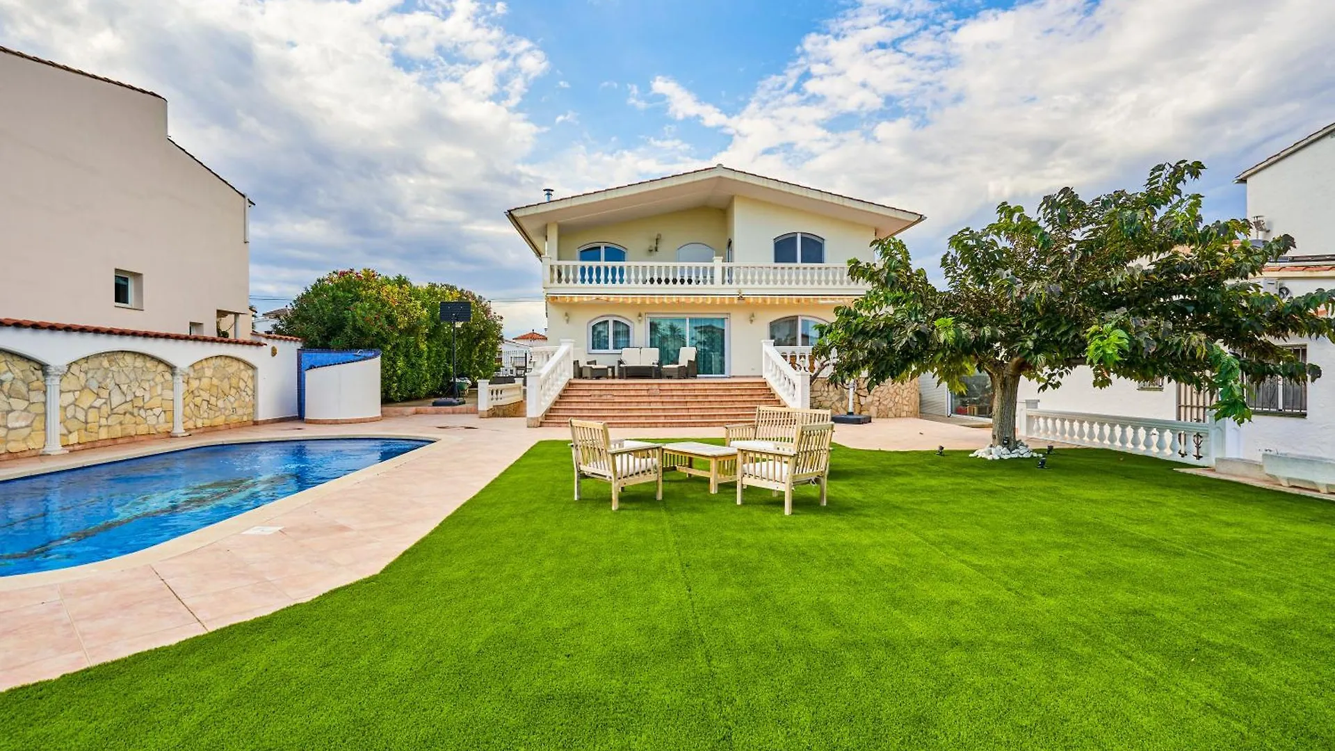 Villa Impresionante Al Canal Con Piscina Empuriabrava Spain