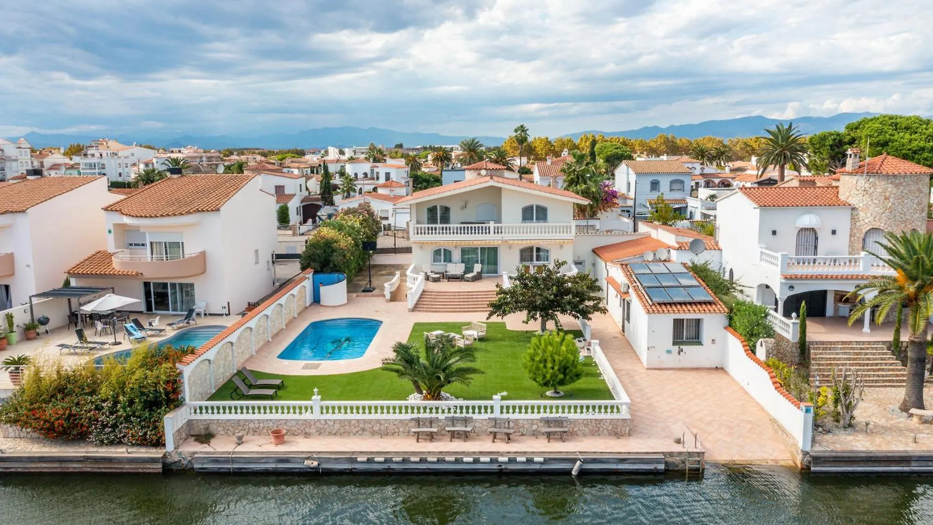 Villa Impresionante Al Canal Con Piscina Empuriabrava