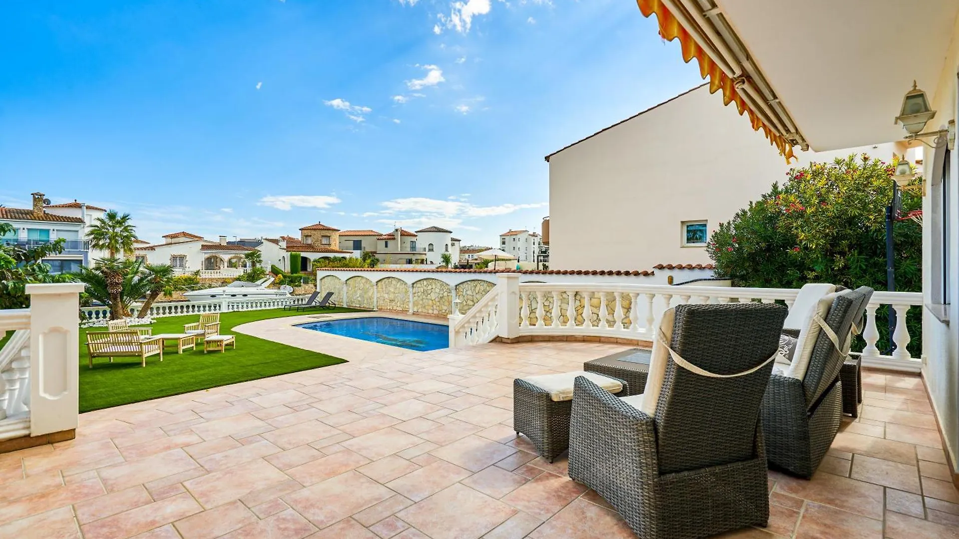 Villa Impresionante Al Canal Con Piscina Empuriabrava 0*,  Spain