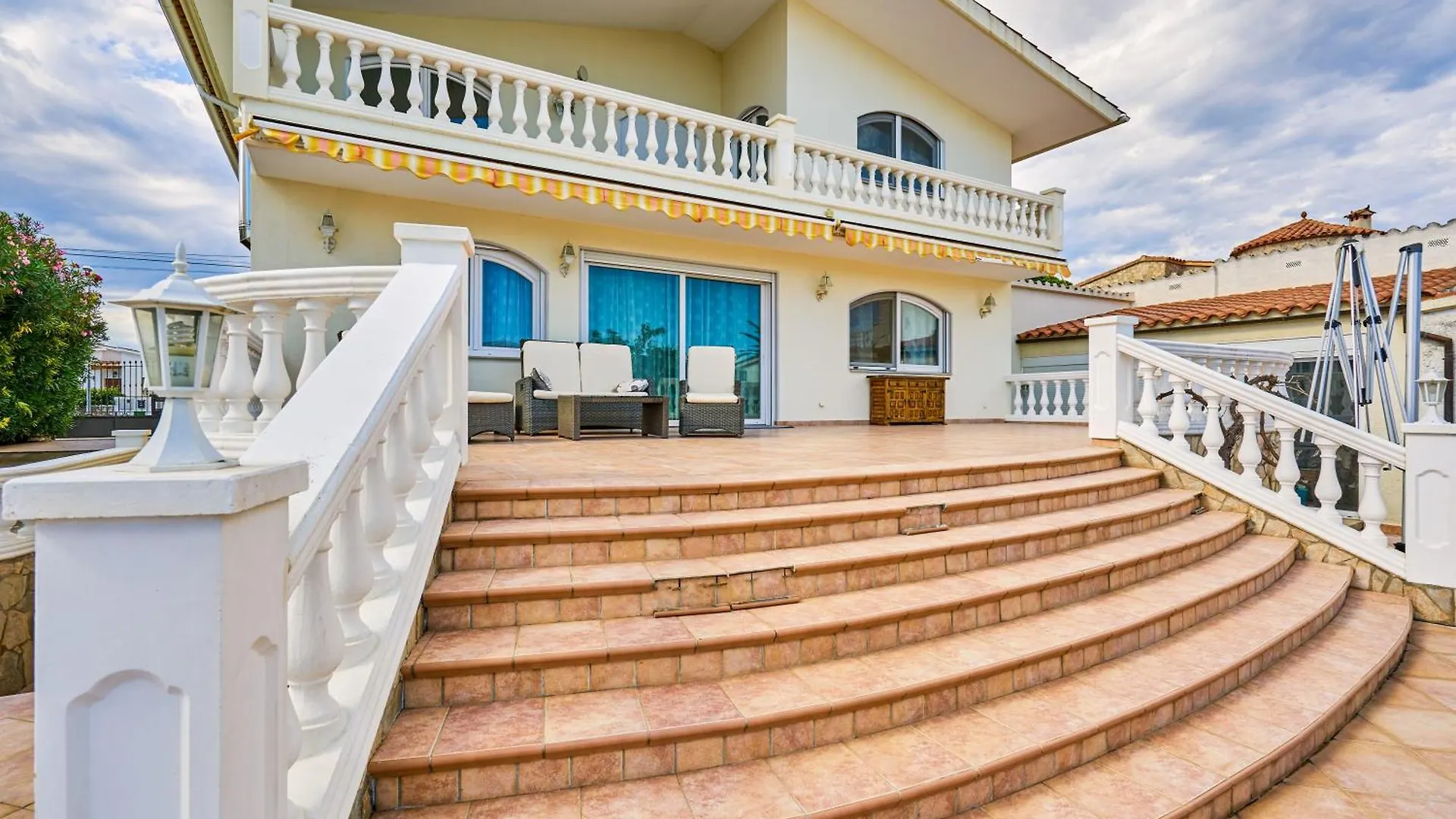 Villa Impresionante Al Canal Con Piscina Empuriabrava Spain