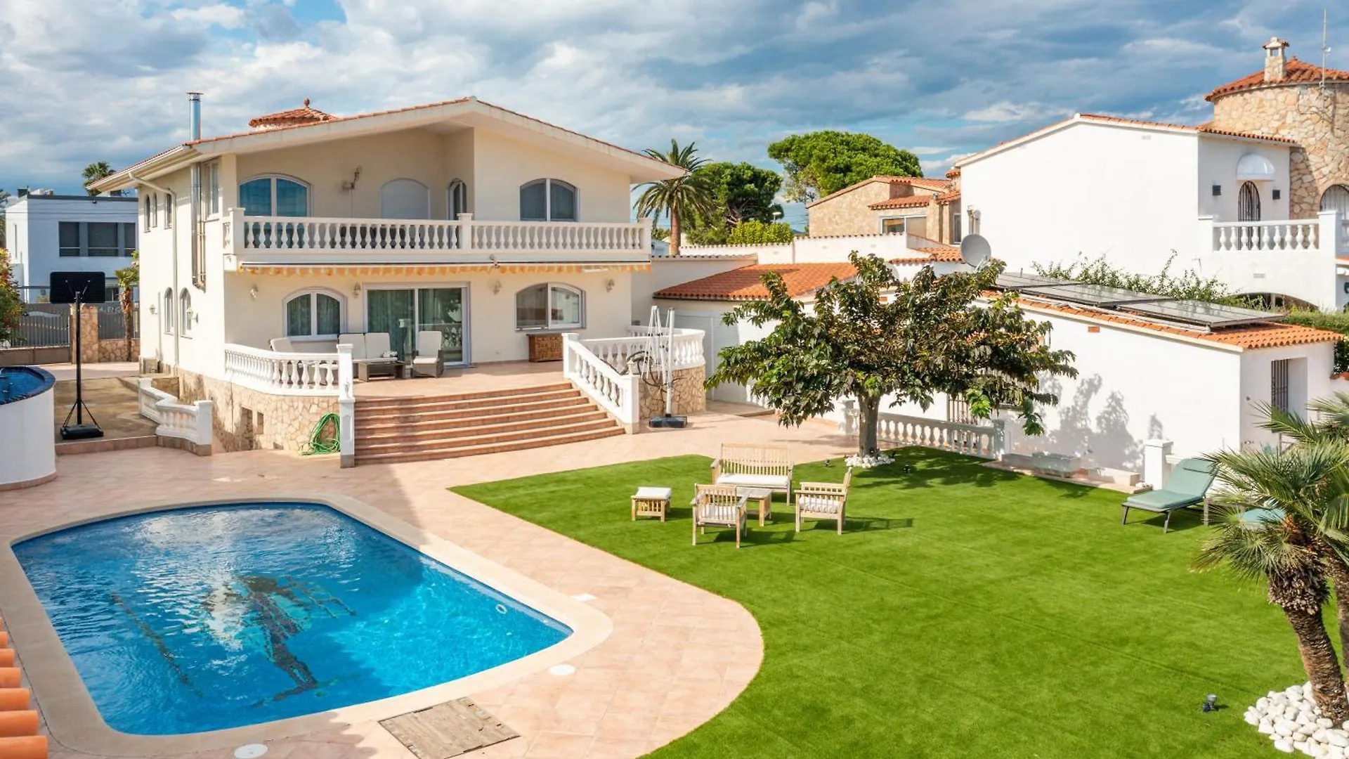 Villa Impresionante Al Canal Con Piscina contacts