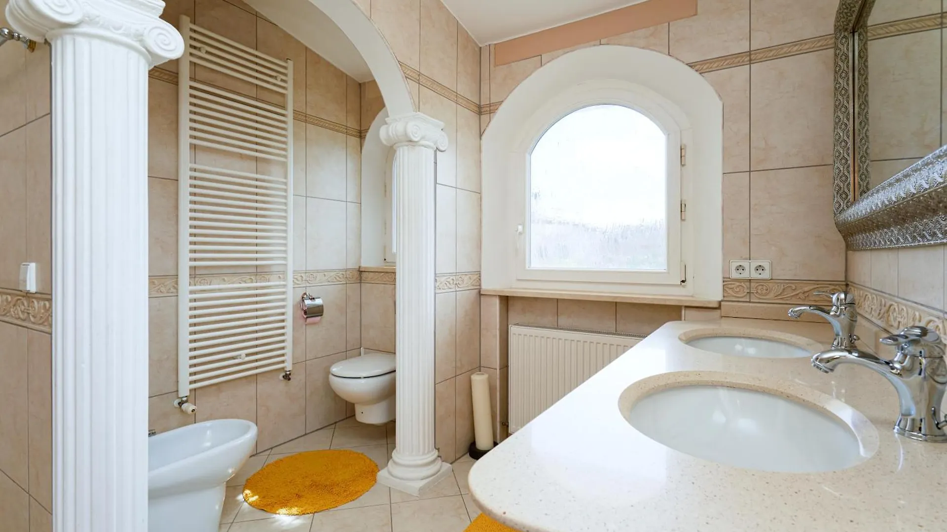 Villa Impresionante Al Canal Con Piscina Empuriabrava Spain
